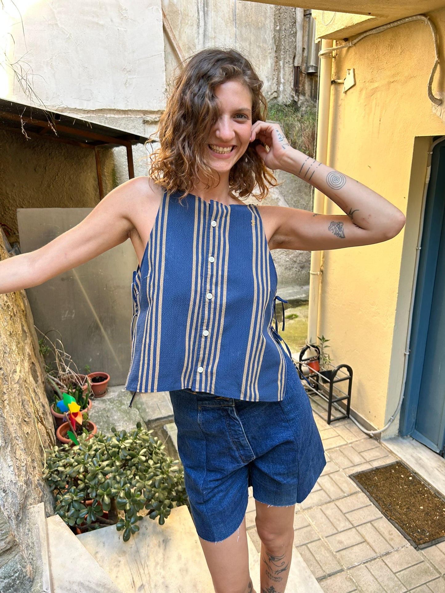 Courtyard Top - Striped blue